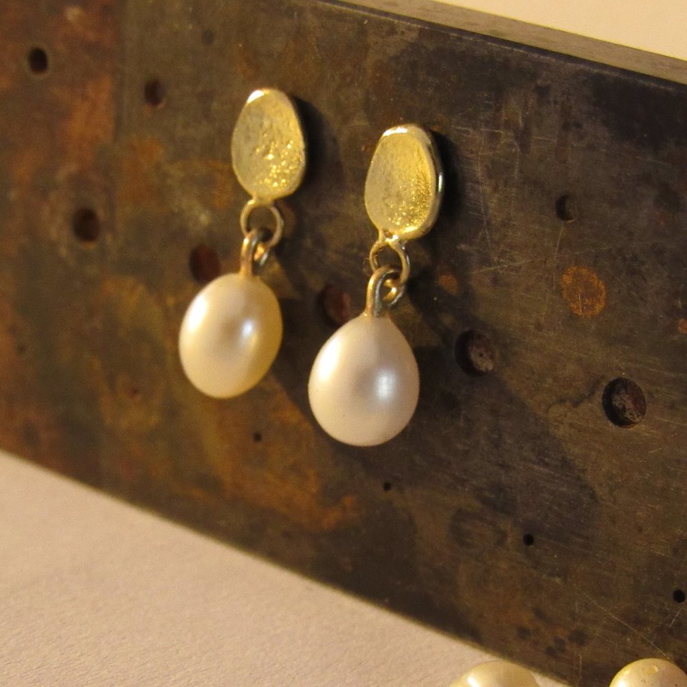 Pearl earrings. 14k yellow gold delicate earrings